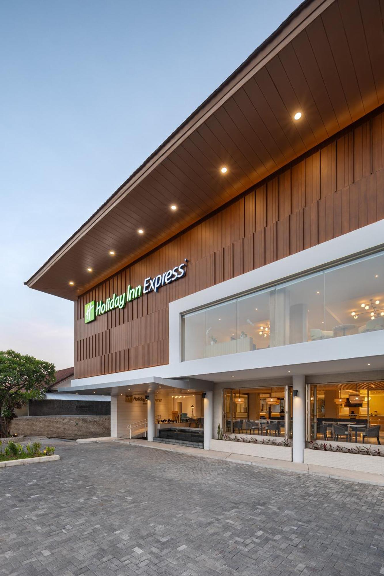Holiday Inn Express Bali Sunset Road By Ihg Kuta  Exterior photo